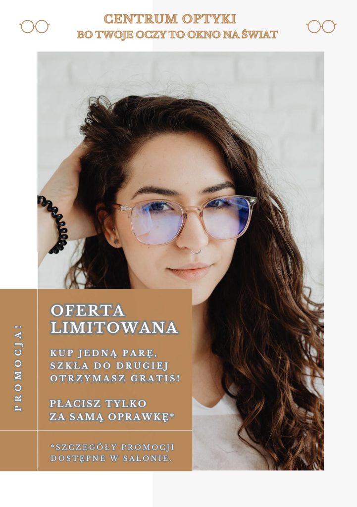 Uśmiechnięta kobieta w przezroczystych okularach z niebieskimi szkłami na tle jasnej ściany. Grafika promocyjna Centrum Optyki z ofertą limitowaną: kup jedną parę szkieł, drugą otrzymasz gratis.