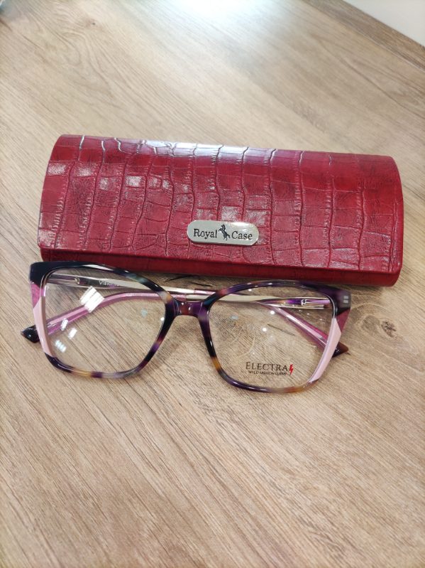 Eleganckie damskie okulary marki Maya w kolorze głębokiego fioletu z subtelnym efektem marmurka. Oprawki mają delikatny, kobiecy kształt i są ułożone obok czarnego, sztywnego etui. Zdjęcie wykonane w jasnym studiu, podkreślające połysk i detale materiału, z którego wykonano okulary.